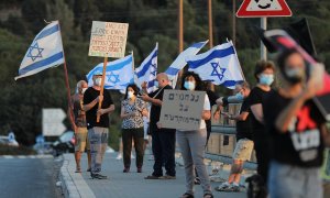 Protesta en Tel Aviv contra el primer ministro, Benjamin Netanyahu, en medio de las restricciones por la pandemia de Covid. EFE/EPA/ABIR SULTAN/Archivo