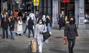 Varias personas caminaban por una calle del centro de Amsterdam el pasado domingo. EFE/EPA/RAMON VAN FLYMEN