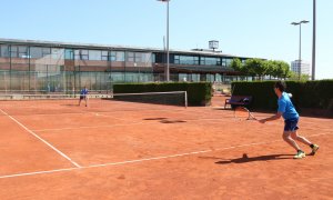 Dos jugadors de tennis practicant aquest esport al Club Tennis Sabadell. ACN/Norma Vidal