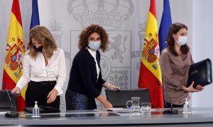 La ministra de Hacienda María Jesús Montero (c), la ministra de Trabajo Yolanda Díaz (i), y la de Igualdad Irene Montero (EFE)