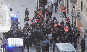 Un grupo de individuos con banderas franquistas y nazis en el barrio valenciano de Benimaclet. J.C.