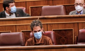 El diputado de Unidas Podemos Alberto Rodríguez (c), durante una sesión plenaria en el Congreso de los Diputados. / EUROPA PRESS