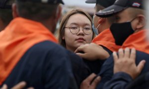 La líder estudiantil Panusaya Sithijirawattanakul se enfrenta a la policía antidisturbios durante una manifestación masiva para pedir la destitución del gobierno del primer ministro Prayuth Chan-ocha y reformas en la monarquía. REUTERS / Athit Perawongmet