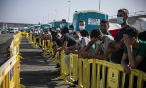 Más de 300 migrantes marroquiés esperan en el muelle de Arguineguín, Gran Canaria, a que haya una plaza libre en el colapsado sistema de acogida de Canarias. Algunos llevan cinco días en el puerto.- JAIRO VARGAS