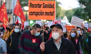 Vista general de la manifestación por la Salud y la Sanidad Pública, este sábado en el centro de la capital madrileña.- EFE/Víctor Lerena.