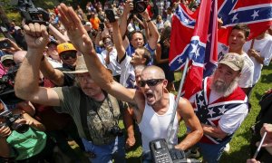 Partidarios de Trump (y del Ku Klux Klan) gritan a manifestantes opositores durante un mitin en Columbia, Carolina del Sur.- REUTERS