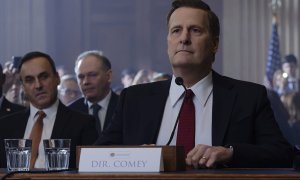 Jeff Daniels interpretando a James Comey en " La Ley de Comey