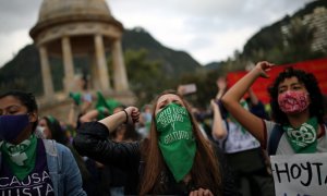 Manifestantes y activistas participan en una manifestación en apoyo del aborto legal y seguro durante una marcha para conmemorar el Día Internacional del Aborto Seguro en Bogotá. REUTERS / Luisa Gonzalez / Agencia