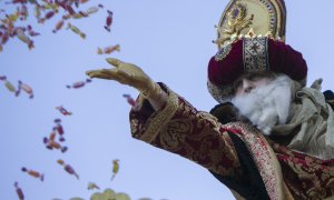 El Rey Melchor durante la cabalgata de los Reyes Magos en Sevilla. María José López / Europa Press / Archivo