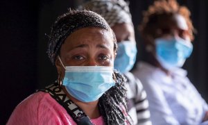 Mariame Diomandé (c), Marisa Camara (i) y Bintou Camara (d), tres mujeres inmigrantes que llegaron en patera a Canarias, cuentan el sufrimiento que supone para ellas que les hayan separado de sus hijos nada más tocar tierra. EFE/Carlos de Saá