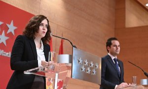 La presidenta de la Comunidad de Madrid, Isabel Díaz Ayuso (i) y su vicepresidente Ignacio Aguado (d) durante la rueda de prensa conjunta tras el Consejo de Gobierno de Madrid este miércoles. EFE/ Fernando Villar