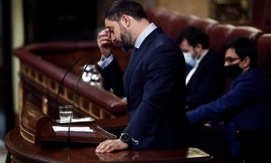 El líder de Vox, Santiago Abascal, durant la segona sessió del debat de moció de censura presentada pel partit ultradretà que lidera. EFE/Mariscal