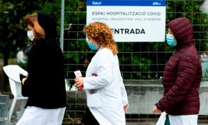 Varios sanitarios en las inmediaciones del Pavelló d'Esports de la Vall d'Hebron de Barcelona . EFE/Enric Fontcuberta/Archivo