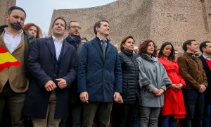 El presidente de Vox, Santiago Abascal (1i), el líder del PP, Pablo Casado (3i), y el líder de Ciudadanos, Albert Rivera (2d), el 10 de febrero de 2019, posan en la plaza de Colón de Madrid, en protesta por el diálogo de Pedro Sánchez con los independenti