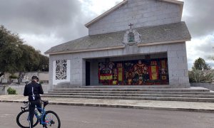 Un ciclista parado frente al panteón de la familia Franco en el cementerio madrileño de Mingorrubio, en El Pardo, en el que está enterrado Francisco Franco junto a su mujer, Carmen Polo. EFE/María Traspaderne