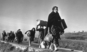 Una cola de españoles rumbo al exilio tras las guerra civil.