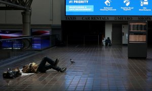 Un sintecho en una estación de tren en Washington. REUTERS.