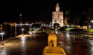 Imagen de Sevilla completamente vacía esta noche después de que el Gobierno aprobara el estado de alarma y decretara confinamiento nocturno modulable en toda España, salvo Canarias, desde las 11 de la noche hasta las 6 de la mañana. EFE/José Manuel vidal