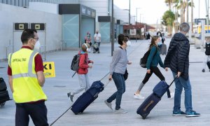 Llegada de turistas este sábado al aeropuerto de Tenerife Sur, en el municipio de Granadilla de Abona (Tenerife), procedentes de Alemania y Reino Unido una vez que Canarias ha sido eliminada de sus respectivas listas negras de destinos turísticos. EFE/Mig