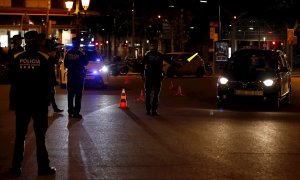 Control de la Guardia Urbana de Barcelona en la plaza Francesc Macià en la tercera noche del toque de queda