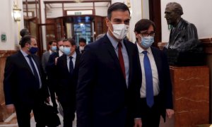 El presidente del Gobierno, Pedro Sánchez, y el ministro de Sanidad, Salvador Illa, a su llegada a la sesión de control al Ejecutivo este miércoles en el Congreso