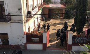 Agents dels Mossos a la Casa Buenos Aires.