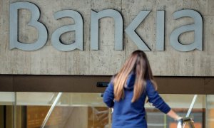 Una mujer entra en la oficina de la sede central de Bankia en Valencia. EFE/Kai Försterling