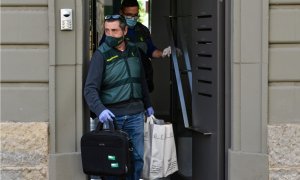 Agentes de la Guardia Civil salen del domicilio del empresario Josep Campmajo, después de efectuar su registro y posterior detención, en Girona, Catalunya (España).