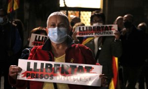 Una manifestant sostenint un cartell amb el text 'Llibertat presos polítics' a la concentració contra les detencions de la Guàrdia Civil el 28 d'octubre a Barcelona. ACN/Gerard Artigas