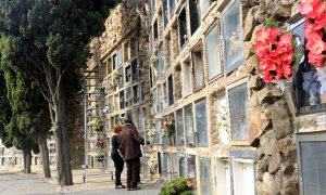 Una família visita un ésser estimat difunt al cementiri de Montjuïc per al dia de Tots Sants. ACN/Laura Fíguls