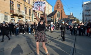 Manifestantes en una protesta contra el fallo del Tribunal Constitucional de Polonia que impone una prohibición casi total del aborto, en Cracovia.