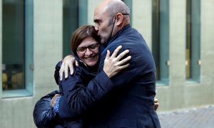 Xavier Vendrell abraza a su pareja tras ser puesto en libertad.