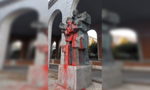 Estatua vandalizada.