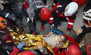 Una foto de un folleto facilitada por la Presidencia de Manejo de Emergencias y Desastres (AFAD) muestra el rescate de la niña de cuatro años Ayda Gezgin mientras la sacan de los escombros.