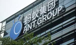 El logo de Ant Group en lo alto de la sede del grupo financiero en Hangzhou, al este de China. EFE/EPA/LONG WEI