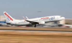 Un aparato Boeing 737-800 de Air Europa despega del aeropuerto de Palma de Mallorca. REUTERS/Paul Hanna