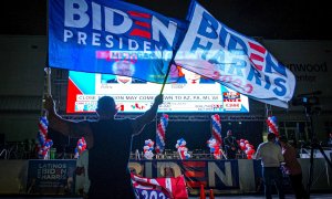 04/11/2020.- Simpatizantes del ex vicepresidente y candidato demócrata a la presidencia, Joe Biden, ondean banderas.