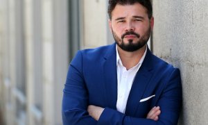 Gabriel Rufián fotografiat a l'exterior del Congrés dels Diputats.