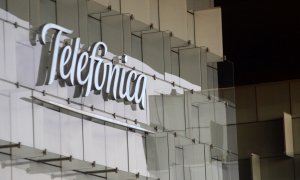 El logo de Telefónica en uno de los edificios de su complejo corporativo en la zona norte de Madrid.