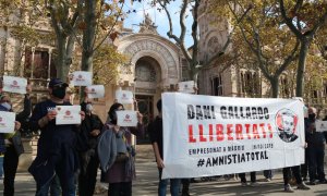 Diversos manifestants davant el TSJC mostrant una pancarta en suport a Dani Gallardo, detingut a Madrid per les protestes de la sentència de l'1-O.