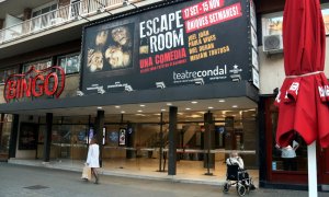 L'entrada d'accés al Teatre Condal, el dia del tancament decretat pel Govern. ACN