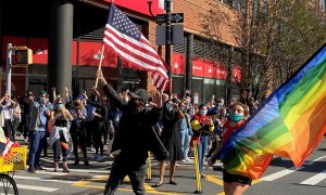 Celebración espontánea en las calles de Brooklyn cuando los medios han proyectado que Joe Biden será el próximo presidente de EEUU.