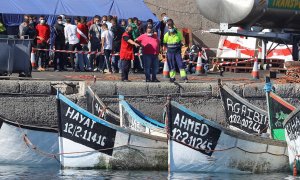 Solo en las primeras horas de luz del domingo la "Guardamar Polimnia" de Salvamento Marítimo ha desembarcado a 238 personas que iban en nueve embarcaciones localizadas en aguas de las islas en el muelle de Arguineguín, al suroeste de Gran Canaria.