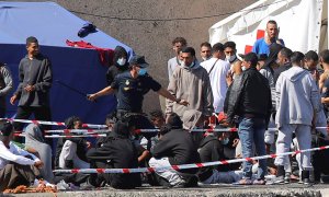 La unidad del Cuerpo Nacional de Policía que se ocupa de la seguridad en el campamento ha disuelto este mediodía, a golpes, a un grupo de jóvenes magrebíes que habían empezado a saltar desde el muelle a las pateras amarradas al puerto a recoger diversos