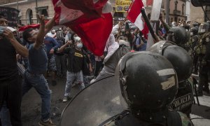 La policía dispersa a manifestantes que marchan hacia el Palacio de Gobierno y el Palacio Legislativo en Lima (Perú).