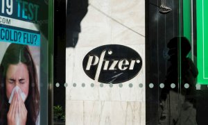 El consejero delegado de Pfizer, Albert Bourla, vendió el 62% de sus acciones de la compañía por valor de 5,6 millones de dólares este lunes.