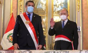 El presidente peruano, Manuel Merino (izq.), con Antero Flores-Araoz (der.) tras jurar como nuevo presidente del Consejo de Ministros, en Palacio de Gobierno en Lima.