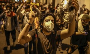 Miles de personas protestan contra Manuel Merino, en Lima (Perú).