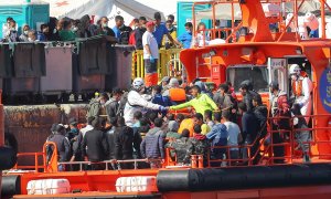 Imagen de archivo de la Salvamar Menkalinan a muelles de Arguineguín con personas migrantes rescatadas abordo durante esta semana.