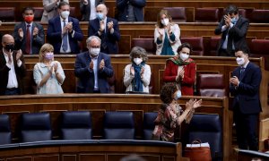 La ministra de Hacienda, María Jesús Montero (d, delante), recibe los aplausos de sus compañeros de partido en el Congreso este jueves tras rechazarse este jueves las siete enmiendas a la totalidad al proyecto de Ley de Presupuestos Generales del Estado d